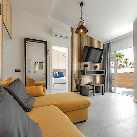Apart Luxury Apartment In Island Village. 아데제 외부 사진