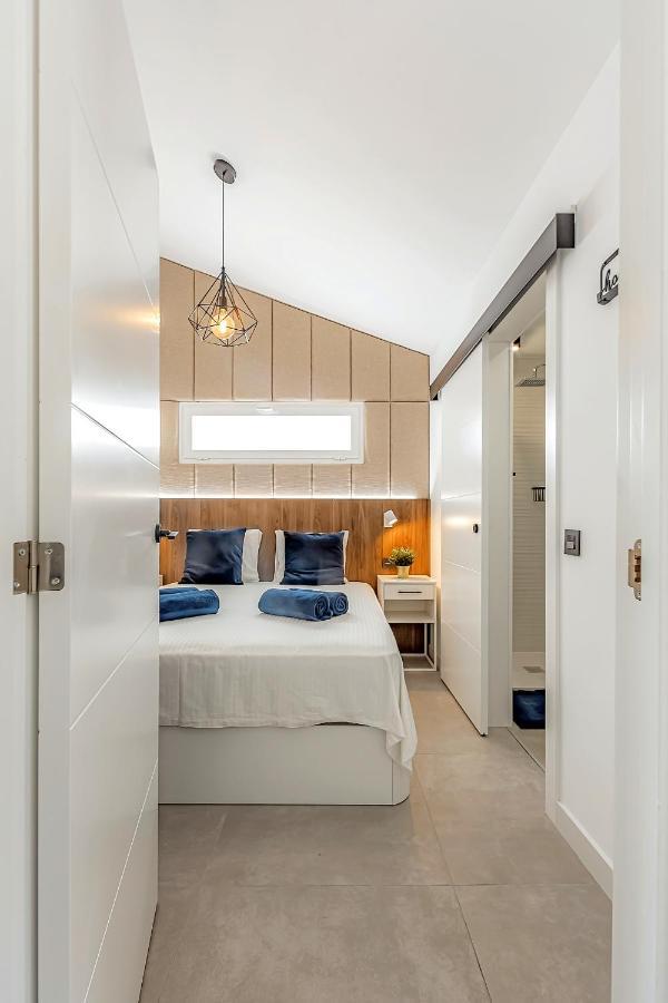 Apart Luxury Apartment In Island Village. 아데제 외부 사진